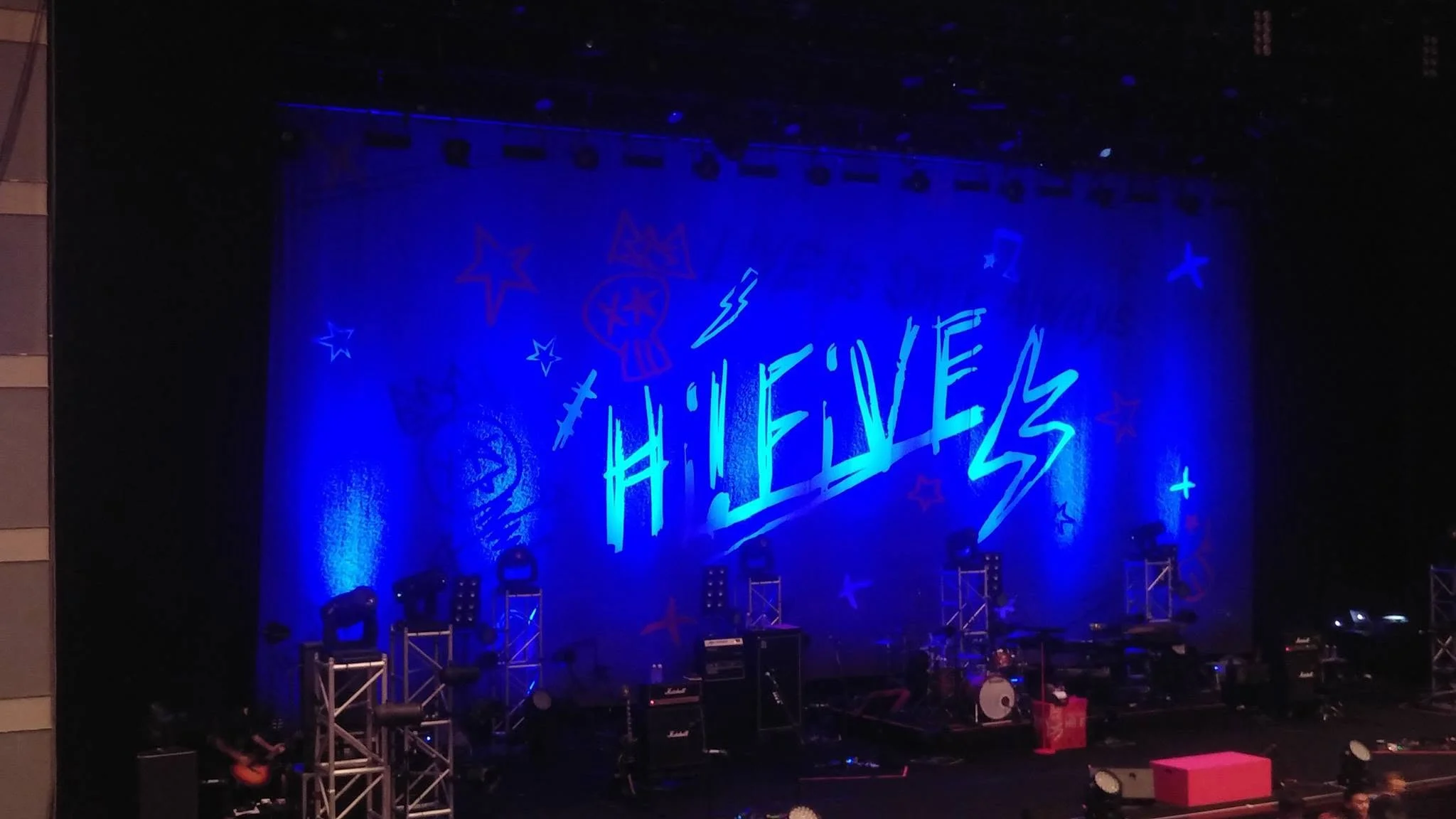 開演前的舞台，藍光打在 Hi! FiVE 的幕布上